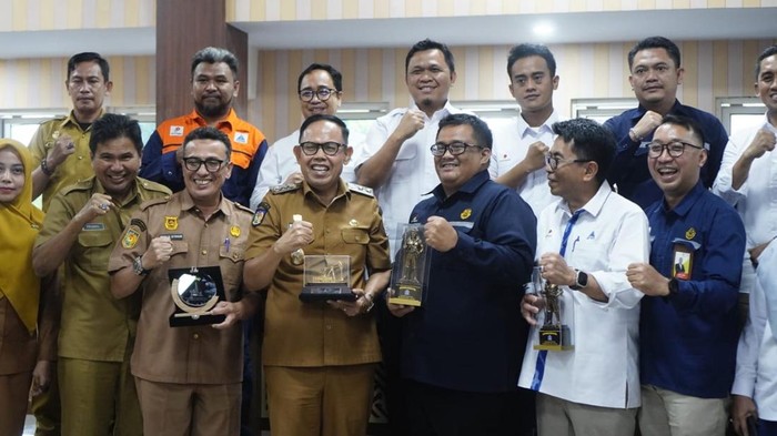 1763744787254-wabup-bone-andi-akmal-pasluddin-saat-menerima-kunjungan-kerja-skk-migas-dan-perusahaan-eees-1763730289298_169