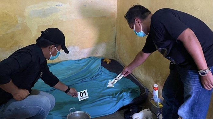 1763787962568-polisi-melakukan-olah-tkp-kasus-tewasnya-bayi-2-tahun-dibunuh-pacar-ibunya-di-luwu-1763779353744_169