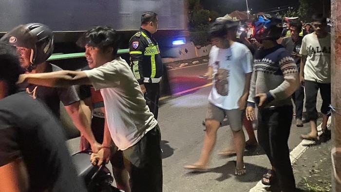 1763809563535-polisi-saat-mendatangi-tkp-kecelakaan-di-parepare-1763795829912_169