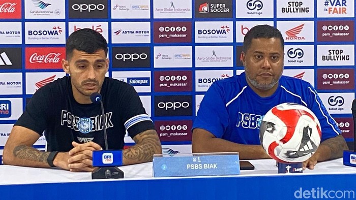 1763809564981-pelatih-psbs-biak-divaldo-alves-dan-pemainnya-pablo-andrade-usai-dibantai-psm-makassar-0-5-di-stadion-gelora-bj-habibie-1763786538177_169