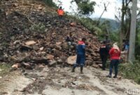 1763809572229-material-longsor-menutup-jalan-di-kilometer-11-kelurahan-latuppa-kecamatan-mungkajang-palopo-1763790005249_169