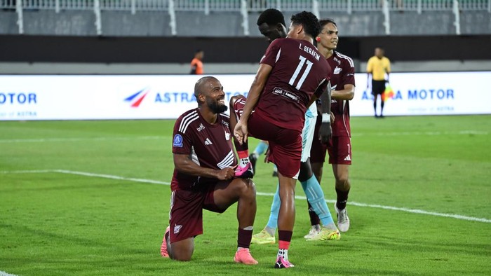 1763852706745-alex-tanque-menjadi-bintang-psm-makassar-dengan-mencetak-hat-trick-ke-gawang-psbs-biak-1763725052044_169