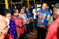 1763895996537-gubernur-papua-matius-d-fakhiri-saat-menemui-keluarga-irene-ibu-hamil-yang-meninggal-karena-lambat-mendapat-penanganan-medis-1763884704840_169