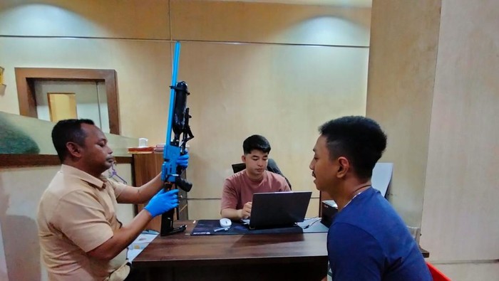 1763895999249-polisi-memeriksa-tersangka-cd-pelaku-penembakan-di-sapiria-makassar-1763812769057_169