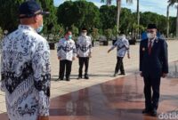 1763917550559-foto-gubsu-edy-di-upacara-hari-guru-2020-arfahdetikcom-1_169