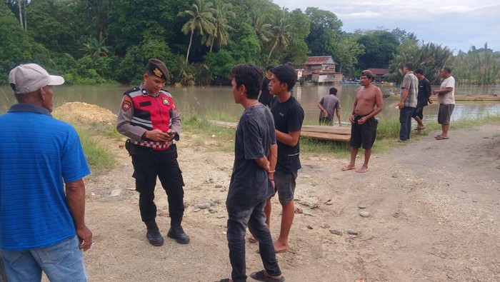 1763960786619-polisi-turun-melakukan-pemeriksaan-di-lokasi-tabrakan-kapal-dan-ketinting-di-bone-1763957502294_169