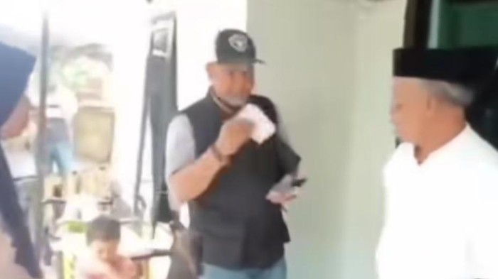 1763960798476-momen-lurah-buloa-bernama-naz-alamsyah-wiradinata-tengah-saat-membagikan-kupon-sembako-di-makassar-1763950890665_169