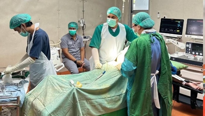 1763960805277-konidisi-ruang-operasi-rsud-muna-yang-dibongkar-dr-ruhwati-1763945733596_169