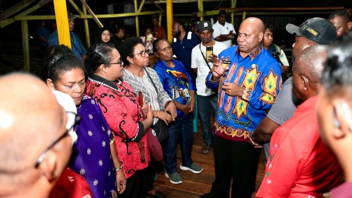 1763960813121-gubernur-papua-matius-d-fakhiri-saat-menemui-keluarga-irene-ibu-hamil-yang-meninggal-karena-lambat-mendapat-penanganan-medis-1763884704840_169