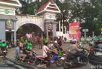 1763982381457-massa-demo-ojol-di-kantor-gubernur-sulsel-membubarkan-diri-dengan-tertib-1763972687696_169