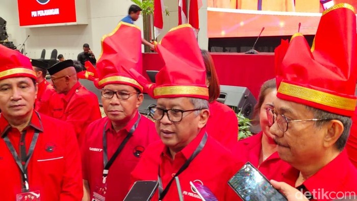 1763982383055-sekjen-pdip-hasto-kristiyanto-menghadiri-konferda-dan-konfercab-pdip-sulsel-1763968682009_169