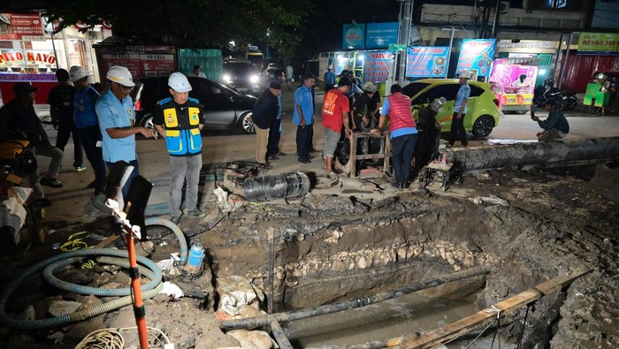 1764047205335-plt-dirut-pdam-makassar-hamzah-ahmad-saat-memantau-proyek-koneksi-pipa-pongtiku-dokumen-istimewa-1764043748755_169