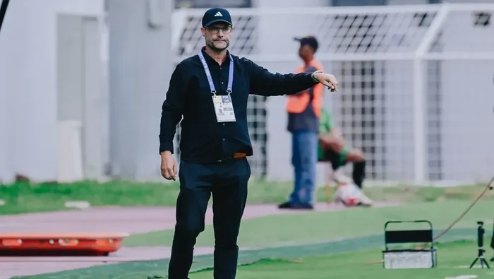 1764090394088-pelatih-psm-makassar-tomas-trucha-memberi-instruksi-saat-laga-melawan-psbs-biak-di-stadion-gelora-bj-habibie-1763727988820_169