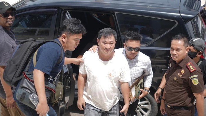 1764155197001-tony-gosal-alias-welly-buronan-kasus-pemalsuan-dokumen-perusahaan-di-papua-ditangkap-di-makassar-1764143734814_169