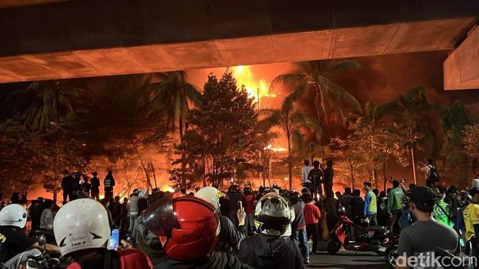 1764155208177-kantor-dprd-makassar-1756478759346_169