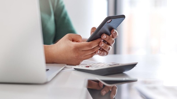 1764176810154-ilustrasi-handphone-1752147060649_169