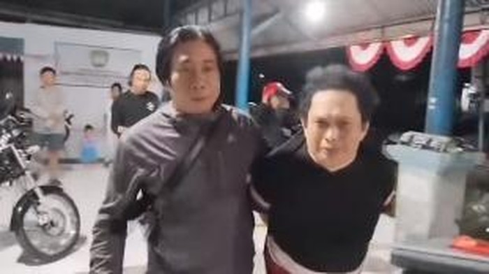 1764176823272-pria-berinisial-mr-42-buang-air-besar-bab-di-celana-saat-ditangkap-polisi-di-gowa-1764164588614_169