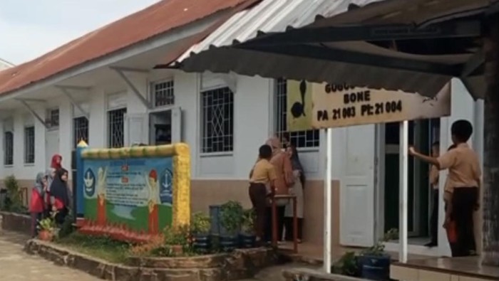 1764176838049-tangkapan-layar-dua-guru-perempuan-di-bone-terlibat-pertengkaran-1764145845837_169