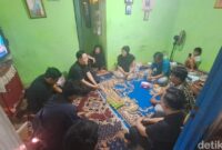 1764176838743-suasana-rumah-duka-driver-ojol-rusdamdiansyah-26-yang-tewas-diduga-dikeroyok-saat-demo-ricuh-di-makassar-1756609843332_169