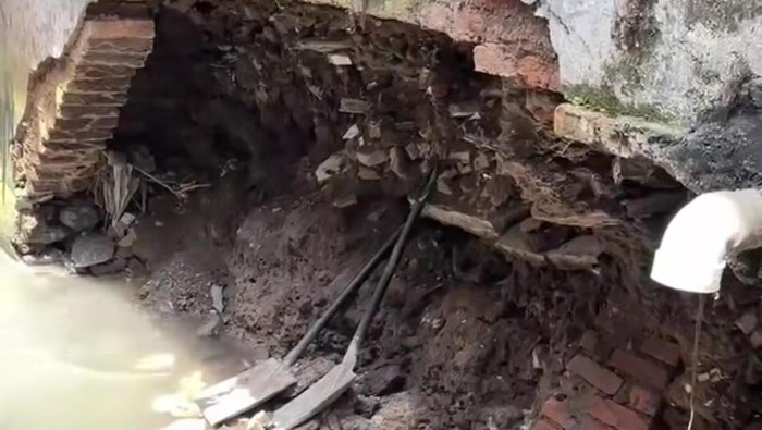 1764220024285-bangunan-asrama-mahasiswa-sulsel-lontara-di-bandung-terancam-ambruk-1764218698037_169