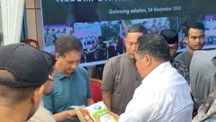 1764220032684-bupati-takalar-firdaus-saat-membagikan-bantuan-bibit-padi-dan-jagung-ke-petani-dokumen-istimewa-1764211599488_169