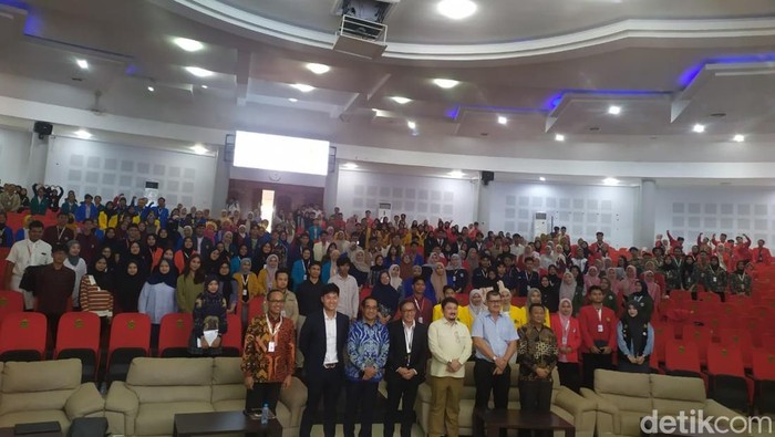 1764220033218-kuliah-umum-unhas-membahas-kedaulatan-pangan-hingga-ai-1764208116140_169