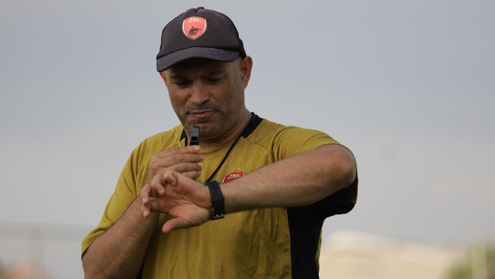 1764220048251-latihan-ini-langsung-dipimpin-pelatih-kepala-bernardo-tavares-1751943318912_169