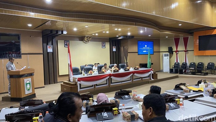 1764220049697-rapat-paripurna-dprd-parepare-1763610864119_169