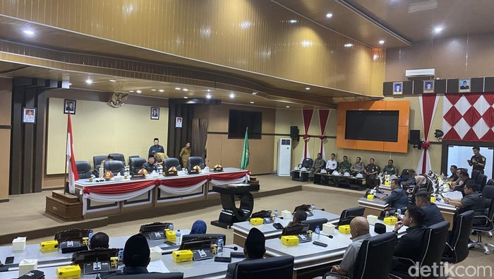 1764241593581-rapat-paripurna-penetapan-apbd-2026-tak-dihadiri-satupun-pejabat-pemkot-parepare-1763965812175_169