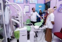 1764241596885-gubernur-sulsel-andi-sudirman-sulaiman-saat-meninjau-pelaksanaan-program-pelayanan-kesehatan-bergerak-di-pulau-sabutung-kabupa-1764227712584_169