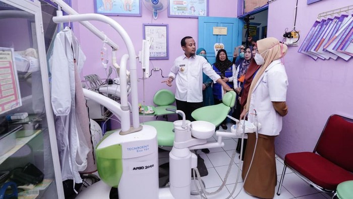 1764241596885-gubernur-sulsel-andi-sudirman-sulaiman-saat-meninjau-pelaksanaan-program-pelayanan-kesehatan-bergerak-di-pulau-sabutung-kabupa-1764227712584_169