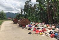 1764241599124-tumpukan-sampah-di-jalan-raya-kota-palopo-1764223745254_169