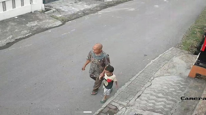 1764241600251-rekaman-cctv-yang-menampilkan-balita-diduga-korban-penculikan-di-makassar-dibawa-pria-misterius-1764206656222_169