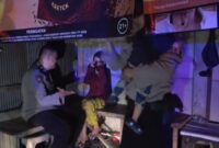 1764263183249-tangkapan-layar-seorang-wanita-menangis-dan-mengancam-akan-membuang-bayinya-yang-berusia-2-tahun-ke-kanal-di-kota-makassar-1764252994987_169