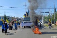 1764263213525-aksi-demonstrasi-mahasiswa-di-pangkep-menuntut-anggota-dprd-ikbal-chaeruddin-di-paw-1764242667492_169