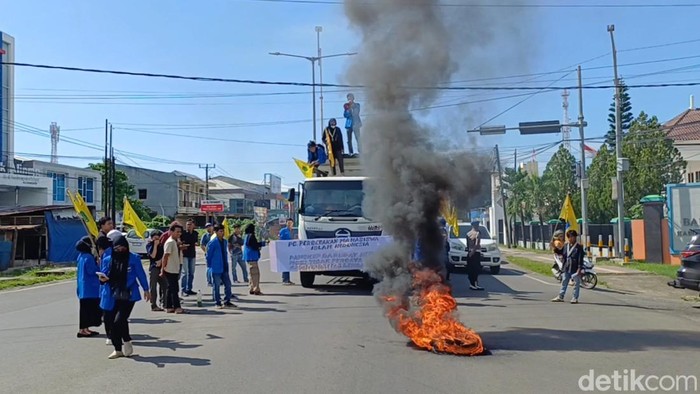 1764263213525-aksi-demonstrasi-mahasiswa-di-pangkep-menuntut-anggota-dprd-ikbal-chaeruddin-di-paw-1764242667492_169