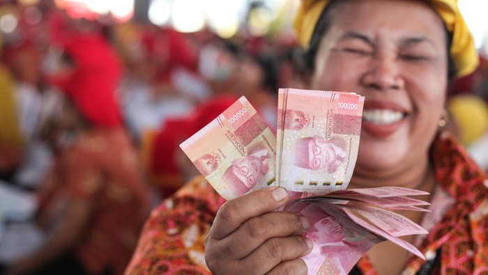 1764306393085-senyum-semringah-buruh-pabrik-rokok-terima-blt-rp-14-juta-dana-hasil-cukai-2_169