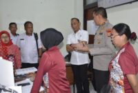 1764328019566-kepala-rs-bhayangkara-jayapura-akbp-rommy-sebastian-mendampingi-tim-audit-investigasi-itwasda-polda-papua-1764308866538_169
