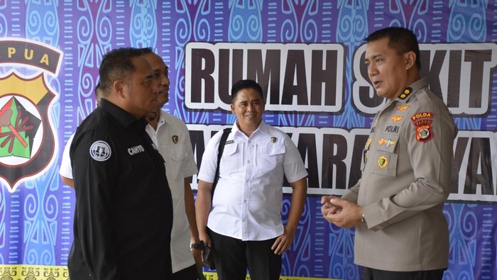 1764328033974-kepala-rs-bhayangkara-tingkat-ii-jayapura-akbp-rommy-sebastian-kanan-saat-menerima-tim-audit-investigasi-itwasda-polda-papua-1764307076499_169