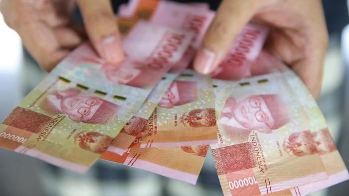 1764349610813-potret-warga-terima-bansos-tunai-saat-ppkm-5_169