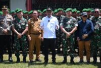 1764392822401-bupati-luwu-utara-andi-abdullah-rahim-bersama-danrem-141-toddopuli-brigjen-andre-clift-rumbayan-1764385340866_169