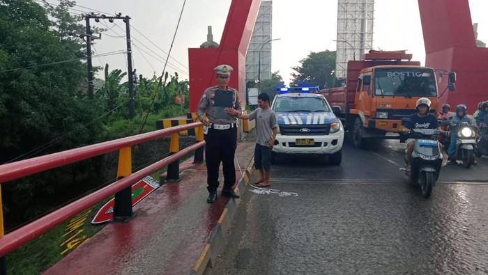 1764414368730-personel-satlantas-polres-gowa-melakukan-olah-tempat-kejadian-perkara-kecelakaan-lalu-lintas-di-jembatan-kembar-gowa-1764407040169_169