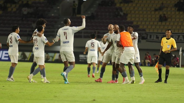 1764479154251-psm-makassar-merayakan-kemenangan-4-3-atas-persis-solo-di-stadion-manahan-dalam-laga-super-league-1764436587910_169