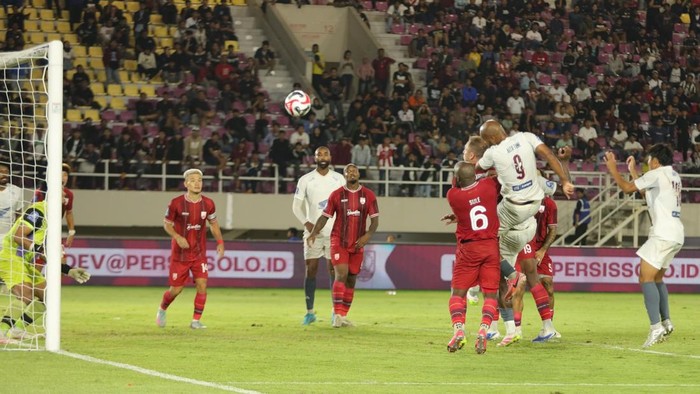 1764479155843-psm-makassar-mengalahkan-persis-solo-dengan-skor-4-3-di-stadion-manahan-dalam-laga-super-league-1764434818324_169