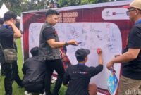 1764500767400-peringatan-hari-aids-sedunia-2025-di-makassar-1764473691793_169