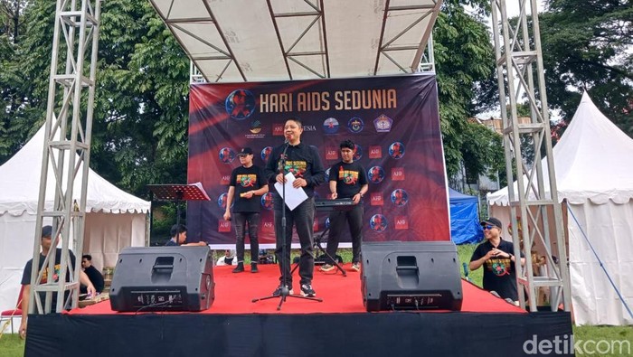 1764500769773-kepala-dinsos-makassar-andi-bukti-djufrie-saat-menghadiri-peringatan-hari-aids-sedunia-di-unhas-1764485955246_169