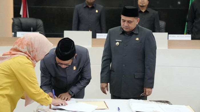 1764522428343-wali-kota-makassar-munafri-arifuddin-bersama-ketua-dprd-makassar-supratman-saat-pengesahan-apbd-2026-1764503093369_169
