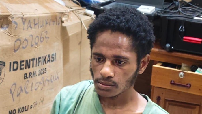 1764565722378-tampang-anggota-kkb-iron-heluka-yang-ditangkap-di-yahukimo-1764478743171_169