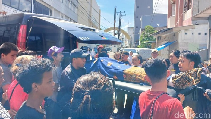 1764587214806-jenazah-adik-korban-pembunuhan-kakak-kandung-di-makassar-tiba-di-rumah-duka-1764569878139_169