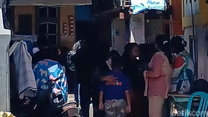 1764587216676-warga-digegerkan-dengan-pembunuhan-kakak-beradik-di-makassar-1764566540338_169